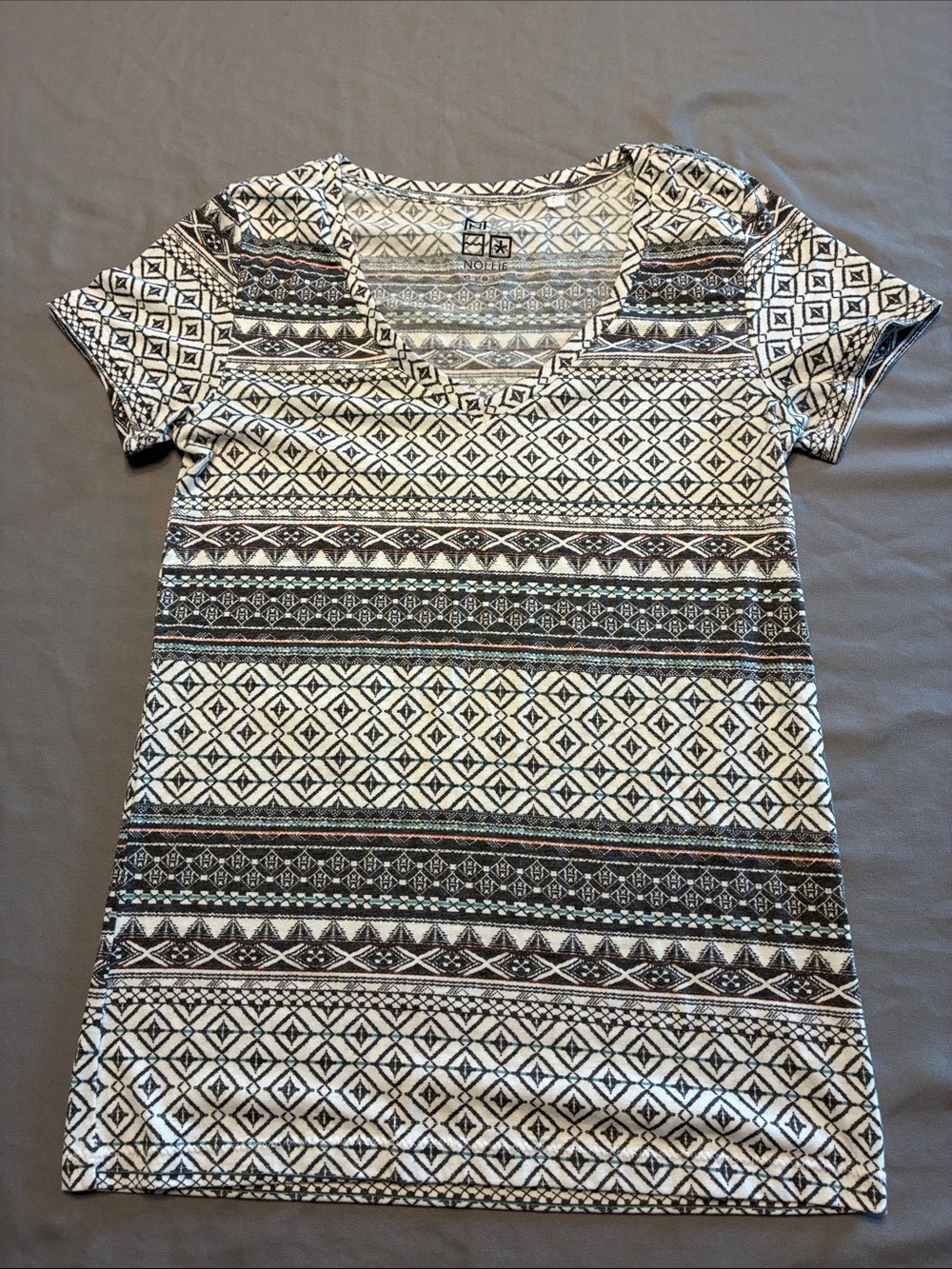 Nollie Black & White Geometric V‑Neck Tunic